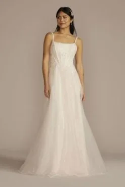Scoop Back Boned Bodice Lace Wedding Dress